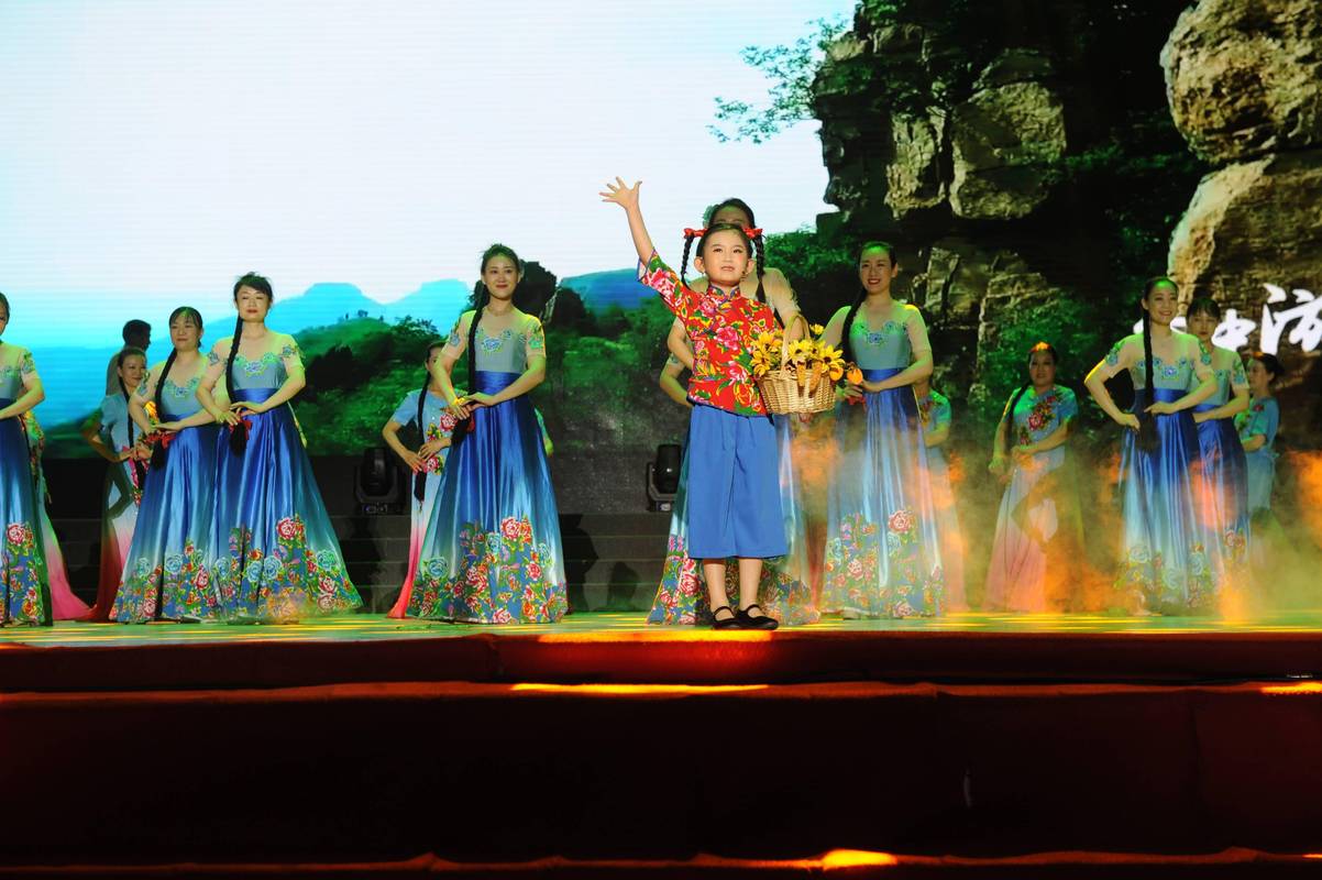 觀眾的欣賞水平不斷提高,我們的文藝戰線該怎么辦?