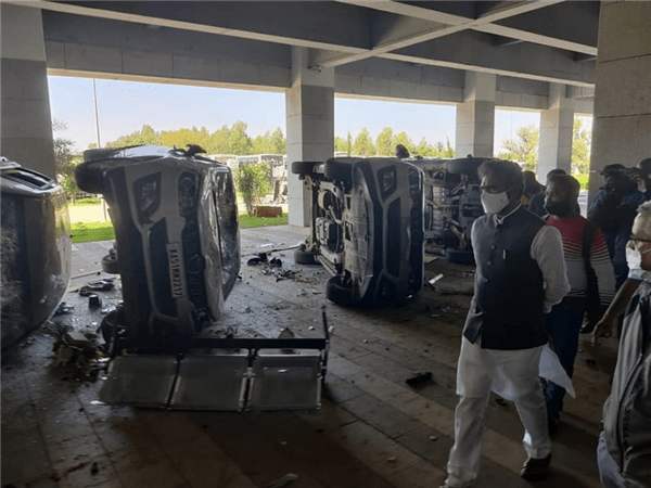 印度iphone工廠亂了 2000人沖進去瘋狂打砸,連生產(chǎn)線都沒放過